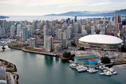 Vancouveri ltkp. Jobbra az olimpia megnyit- s zrnnepsgnek otthont ad, 60 ezer f befogadsra alkalmas BC Place nev ltestmny (Forrs: © VANOC/COVAN)