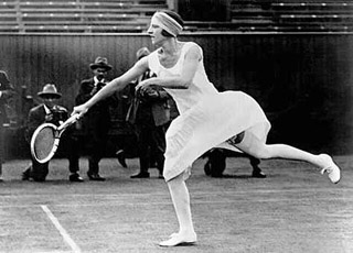 A hszas vek kiemelked teniszcsillaga, a francia Suzanne Lenglen (1899–1938). Prizsban s Wimbledonban is hatszoros egyni bajnok volt, amelyen kvl ktszeres olimpiai bajnoknak is elmondhatta magt.