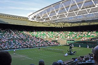 A 15 000 frhelyes, zrhat tetvel 2009 ta felszerelt kzponti plya Wimbledonban. (Forrs: Wikipdia)