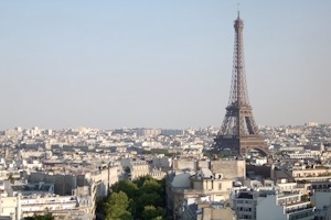 Az Eiffel torony a Díadalív tetejéről elénk táruló városképben is meghatározó szereppel bír
