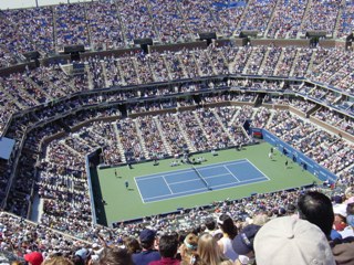A 23 200 fő befogadására alkalmas, s ezzel a világ legnagyobb teniszstadionját jelentő Arhur Ashe Stadion New Yorkban. (Forrás: Wikipédia)