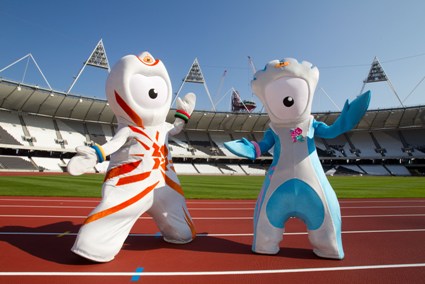 A londoni olimpia s paralimpia kabalafiguri az olimpiai tadion futplyjn. A piros-fehr ruhban Wenlock, az olimpia, kk-fehrben pedig Mandeville, a paralimpia kabalja lthat. Forrs: © LOCOG, a Londoni Olimpiai s Paralimpiai Jtkok Szervezbizottsga