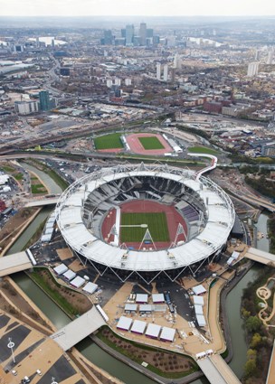 Légifelvétel az olimpiai parkról. A távolban a Canary Wharf felhőkarcolói és a Temze is látható. Forrás: © LOCOG, a Londoni Olimpiai és Paralimpiai Játékok Szervezőbizottsága