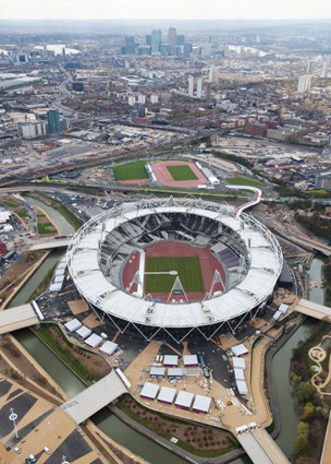 Lgifelvtel az olimpiai parkrl. A tvolban a Canary Wharf felhkarcoli s a Temze is lthat. Forrs: © LOCOG, a Londoni Olimpiai s Paralimpiai Jtkok Szervezbizottsga