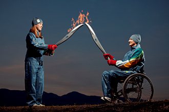 Lauren Woolstencroft és Brad Lennea, paralimpiai alpesi síelők a paralimpiai fáklyával. (Forrás: © VANOC/COVAN)